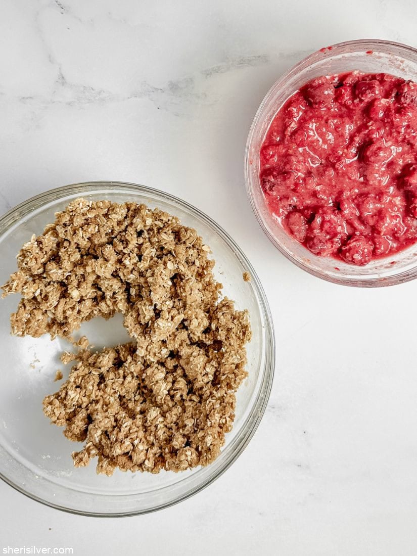 Oat and raspberry fillings for raspberry oat squares in glass bowls