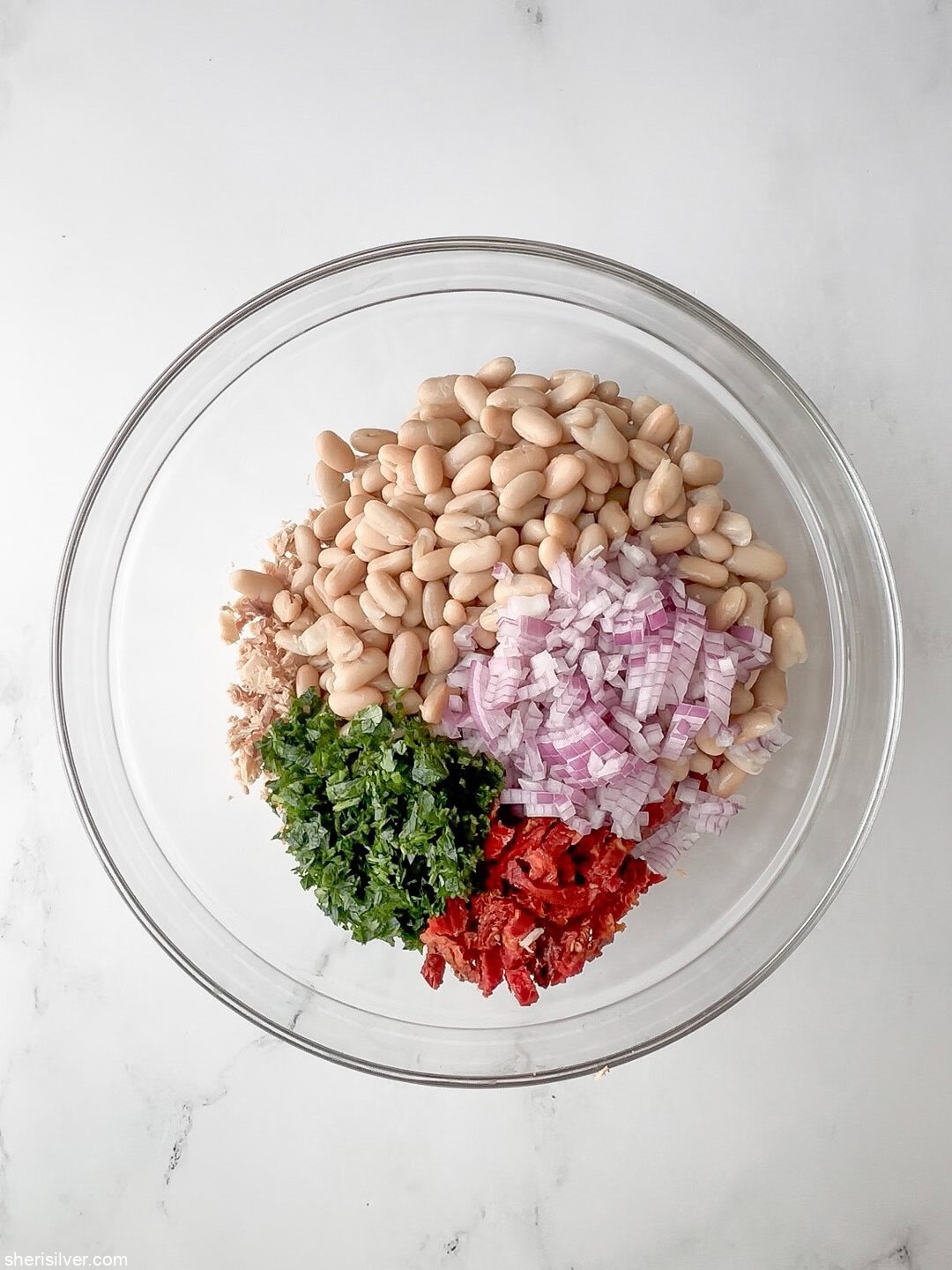 cannellini beans red onion parsley sundried tomatoes and tuna for Mediterranean tuna and white bean salad in a glass bowl